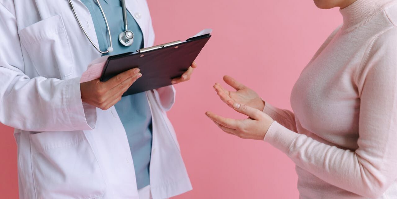 Professionnel de santé discutant avec un patient lors d’une consultation